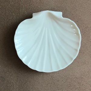 Lenox clam shell dish